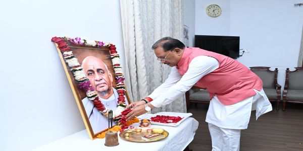 मुख्यमंत्री साय ने लौह पुरुष सरदार वल्लभभाई पटेल की जयंती पर उन्हें किया नमन