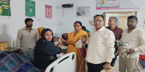 औरैया : चार माह से लगातार मरीजों को जलपान करा रही एक विचित्र पहल सेवा समिति