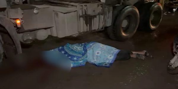 सीतापुर में ट्रेलर की चपेट में आने से स्कूटी सवार कारोबारी की मौत, सड़क पर आधे घंटे तक पड़ा रहा शव