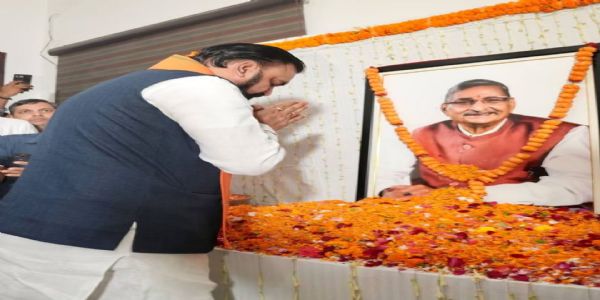 मुख्यमंत्री सम्राट चौधरी ने पूर्व सांसद आरके सिन्हा को दी श्रद्धांजलि, परिजनों को बंधाया ढांढस