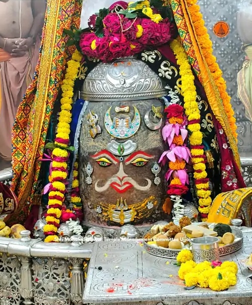 रजत ओम-बिल्वपत्र मुकुट से सजे बाबा महाकाल रजत ओम-बिल्वपत्र मुकुट से सजे बाबा महाकाल