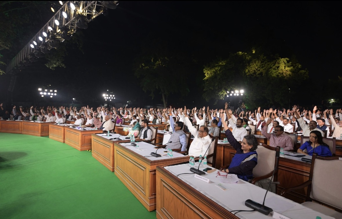 नई दिल्ली में इंडी गठबंधन की ओर से मुख्य निर्वाचन आयुक्त ज्ञानेश कुमार के खिलाफ आयोजित प्रतीकात्मक ‘जन महाभियोग’ कार्यक्रम के दौरान।