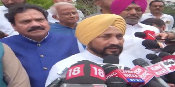 दिल्ली में विपक्षी इंडी गठबंधन की मॉक पार्लियामेंट में शामिल होने से पहले पत्रकारों से बातचीत करते कांग्रेस सांसद चरणजीत सिंह चन्नी। दिल्ली में विपक्षी इंडी गठबंधन की मॉक पार्लियामेंट में शामिल होने से पहले पत्रकारों से बातचीत करते कांग्रेस सांसद चरणजीत सिंह चन्नी।