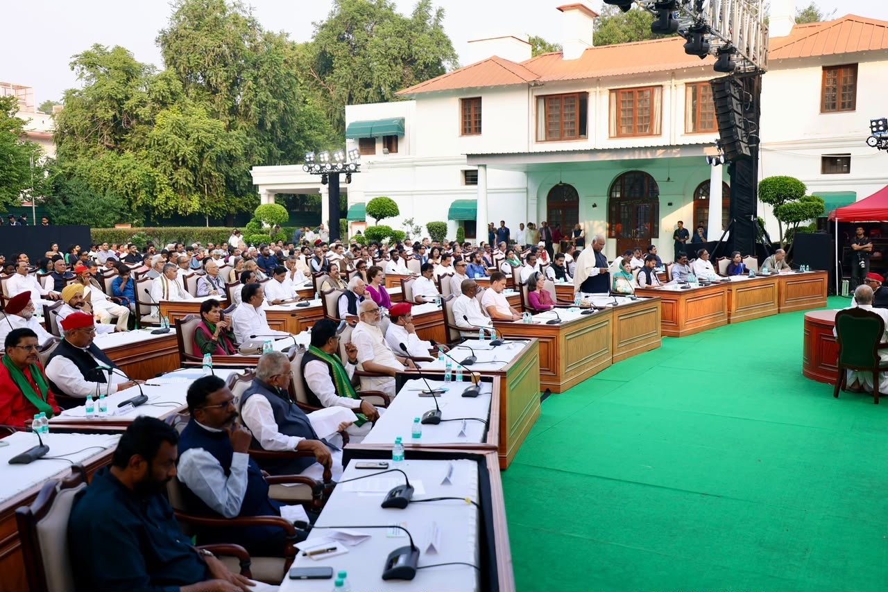 नई दिल्ली में मुख्य निर्वाचन आयुक्त ज्ञानेश कुमार के खिलाफ इंडी गठबंधन की ओर से आयोजित प्रतीकात्मक ‘जन महाभियोग’ कार्यक्रम के दौरान र विपक्षी दलों के नेता।