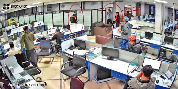 नेपाल के मीडिया हाउस में पुलिस की छापेमारी का सीसीटीवी फुटेज नेपाल के मीडिया हाउस में पुलिस की छापेमारी का सीसीटीवी फुटेज