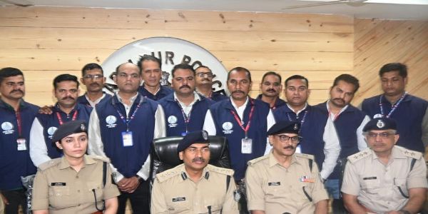 कंटेनर से पकड़े गए 4.35 करोड़ का 871 किलो गांजे की जब्ती की कार्रवाई की जानकारी देते हुए पुलिस कंटेनर से पकड़े गए 4.35 करोड़ का 871 किलो गांजे की जब्ती की कार्रवाई की जानकारी देते हुए पुलिस