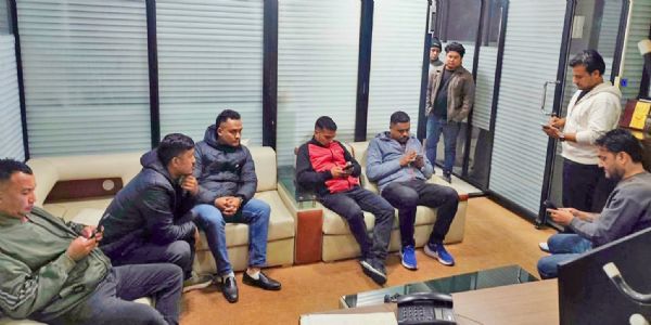 काठमांडू के एक मीडिया संस्थान में सादे वर्दी में तैनात पुलिस वाले काठमांडू के एक मीडिया संस्थान में सादे वर्दी में तैनात पुलिस वाले