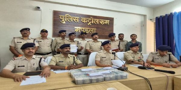 निवेश के नाम पर धोखाधड़ी के मामले का खुलासा करते हुए मंडला पुलिस निवेश के नाम पर धोखाधड़ी के मामले का खुलासा करते हुए मंडला पुलिस