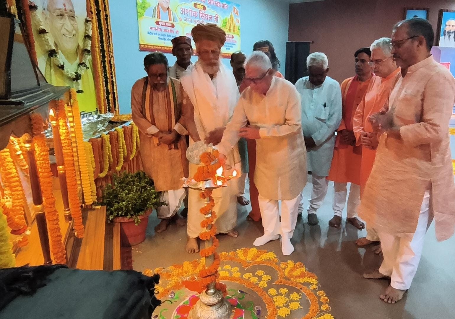 कार्यक्रम का शुभारंभ करते अतिथि कार्यक्रम का शुभारंभ करते अतिथि