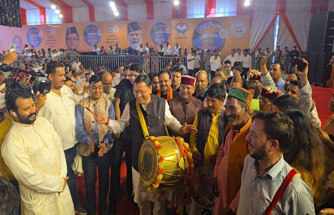 कार्यक्रम के दौरान मुख्यमंत्री धामी कलाकारों के साथ नृत्य किया और ढोल बजाते। कार्यक्रम के दौरान मुख्यमंत्री धामी कलाकारों के साथ नृत्य किया और ढोल बजाते।