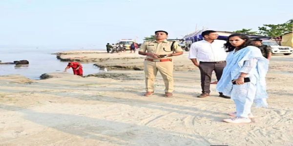 गंगा के बढ़ते जलस्तर से एप्रोच रोड पर कटाव, तीन दिनों तक बाइक फेरी सेवा पर लगी रोक