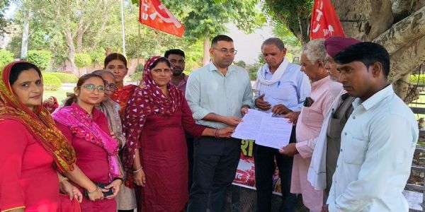 फतेहाबाद : स्कीम वर्करों ने किया संसद मार्च का ऐलान, सांसद के नाम सौंपा ज्ञापन