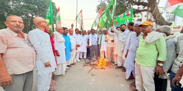 चुनाव आयोग और केंद्र सरकार के खिलाफ महागठबंधन का प्रदर्शन, ज्ञानेश कुमार का पुतला फूंका