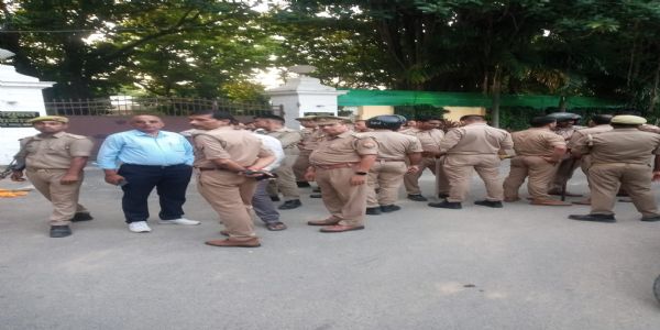 वाराणसी के मोढ़ैला तिराहे पर युवक का शव मिला, परिजनों ने जताई हत्या की आशंका