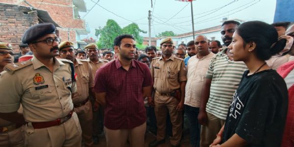 देवरिया : एम्बुलेंस दुर्घटना में शहीद जवान के परिजनाें की मृत्यु से शाेक की लहर, डीएम व एसपी ने परिजनों से मिलकर जताया शोक, बंधाया ढांढस