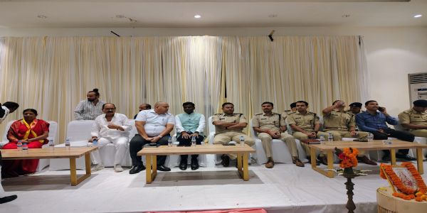 दुर्गा पूजा समितियों के साथ डीसी और एसएसपी ने की बैठक, सुरक्षा व्यवस्था को लेकर दिए निर्देश