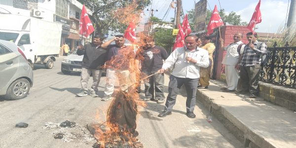 सीपीएम ने नाहन में ने मुख्य चुनाव आयुक्त का पुतला फूंका
