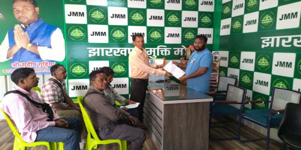ग्रामीणों ने समस्याओं को लेकर विधायक को सौंपा ज्ञापन