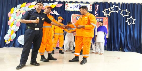 महिला कॉलेज में एनडीआरएफ ने छात्राओं को सिखाए आपदा से बचाव के तरीके