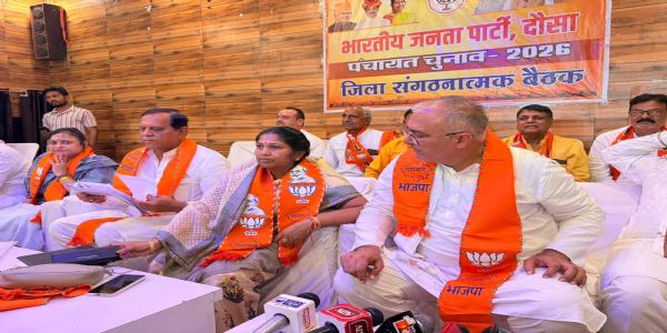 नितिन नबीन ने मोबाइल से किया कार्यकर्ताओं से संवाद