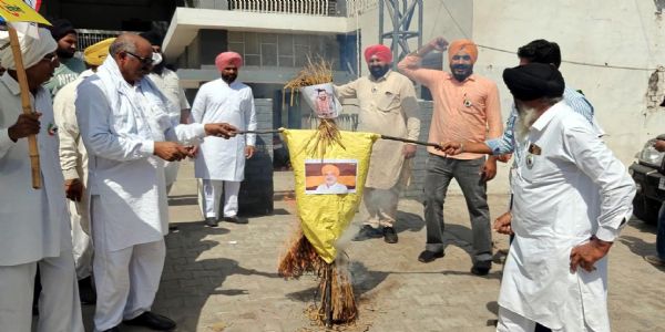 खरीद शुरू न होने से भडक़े किसान, फतेहाबाद में फूंका कृषि मंत्री का पुतला