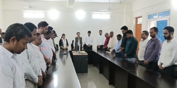 न्यायालय कर्मी विक्रम कुमार सिंह के निधन पर शोकसभा