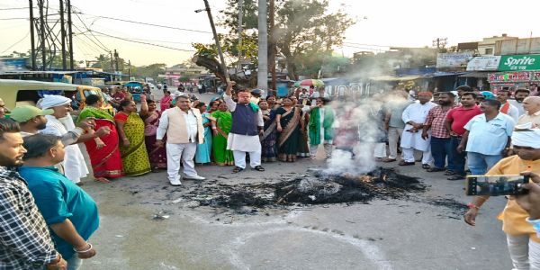 राजद ने सीईसी ज्ञानेश कुमार का पुतला दहन कर मांगा इस्तीफा