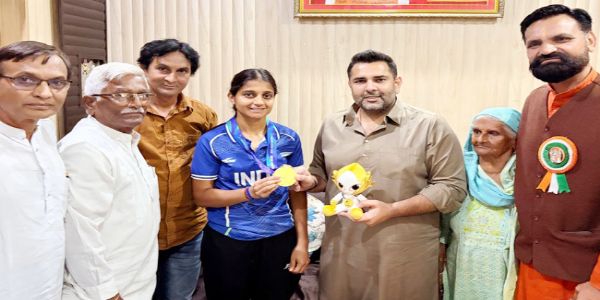 सोनीपत: एशियन गेम्स की महिला हॉकी स्वर्ण पदक विजेता साक्षी और ज्योति का सम्मान