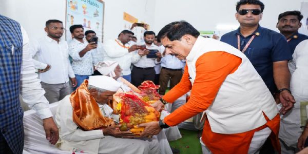 पांढुर्णाः मुख्यमंत्री डॉ. मोहन यादव ने वृद्धजनों का किया सम्मान, बच्चों को किया दुलार