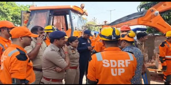 रिपेयरिंग के दौरान मकान की छत गिरी, एक मजदूर की मौत