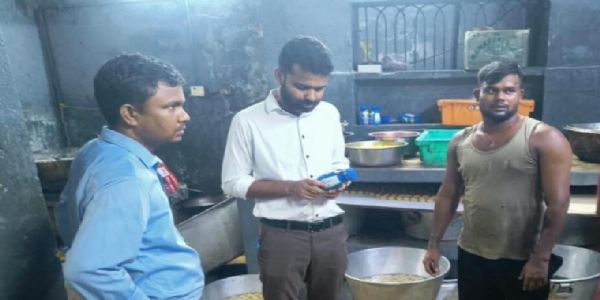 चक्रधरपुर में खाद्य सुरक्षा विभाग की छापेमारी, 20 किलो सड़े रसगुल्ले बरामद
