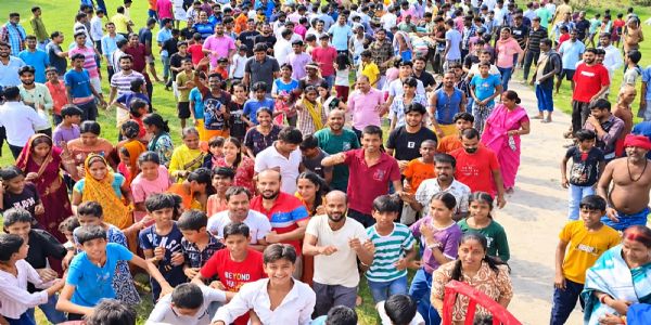 महाशय ड्योढ़ी में उमड़ी आस्था: बोधन कलश स्थापना के साथ लुटाई गई कौड़ी, भक्तों का उमड़ा हुजूम