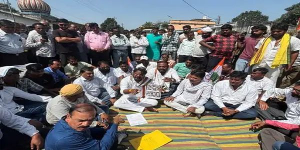 अनूपपुर: डोला-बिजुरी सड़क निर्माण की मांग को लेकर कांग्रेस का चक्काजाम