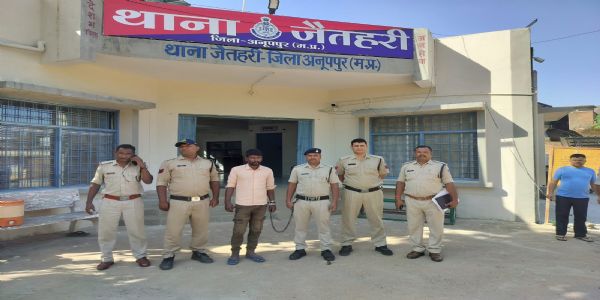 अनूपपुर: दोस्त के घर छिपा था दादा की हत्या का आरोपी पोता, गिरफ्तार
