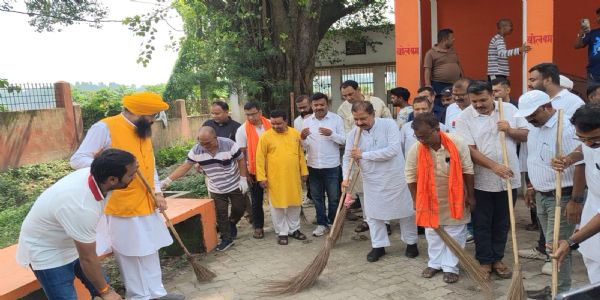 मंत्री ने थामी झाड़ू, भूतनाथ मंदिर परिसर में चलाया स्वच्छता अभियान