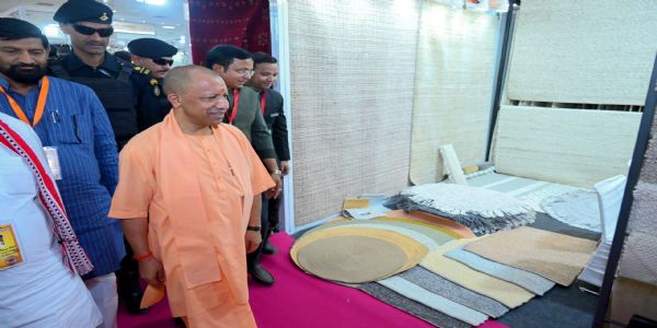 अब प्रदेश से पलायन नहीं होता, अपनी माटी में हुनर दिखा रहे कारीगर : योगी आदित्यनाथ