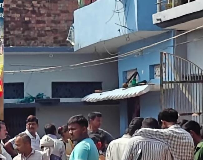 मृतक परिवार के घर जुटे मृतक परिवार के घर जुटे