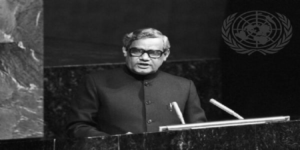 सन् 1977 में संयुक्त राष्ट्र महासभा को हिन्दी में संबोधित करते तत्कालीन विदेश मंत्री अटल बिहारी वाजपेयी... सन् 1977 में संयुक्त राष्ट्र महासभा को हिन्दी में संबोधित करते तत्कालीन विदेश मंत्री अटल बिहारी वाजपेयी...