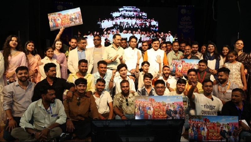 मुख्यमंत्री का बुंदेली समागम में कलाकारों के साथ समूह चित्र मुख्यमंत्री का बुंदेली समागम में कलाकारों के साथ समूह चित्र