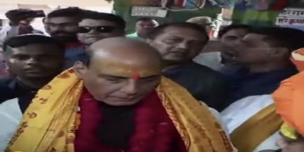 हनुमानगढ़ी मंदिर में रक्षा मंत्री राजनाथ सिंह हनुमानगढ़ी मंदिर में रक्षा मंत्री राजनाथ सिंह