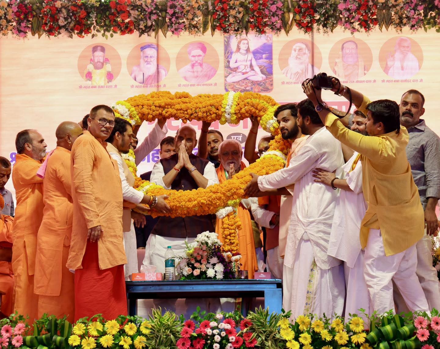 मंच पर रक्षा मंत्री राजनाथ सिंह का सम्मान मंच पर रक्षा मंत्री राजनाथ सिंह का सम्मान