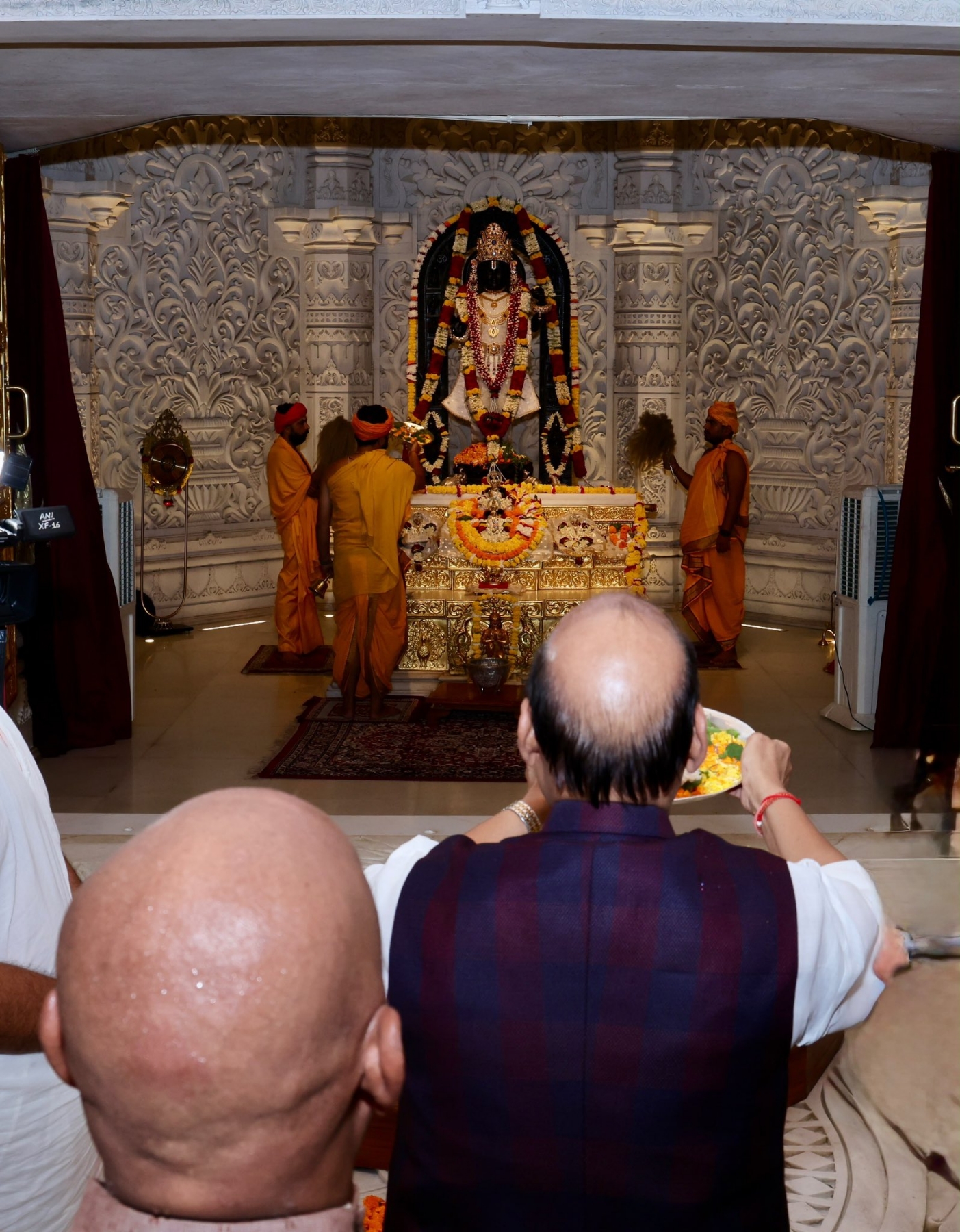 श्रीराम मंदिर में पूजा करते राजनाथ श्रीराम मंदिर में पूजा करते राजनाथ