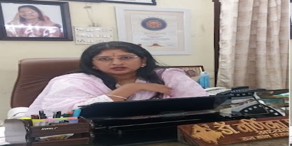 छत्तीसगढ बाल आयोग की अध्यक्ष हिस से बात करते हुए छत्तीसगढ बाल आयोग की अध्यक्ष हिस से बात करते हुए