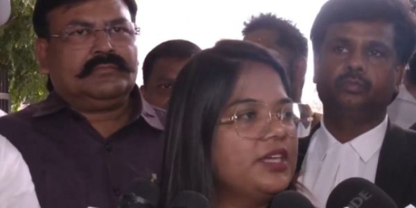 दलित कार्यकर्ता डॉ. रोहिणी घावरी मीडिया से बात करती हुईं। दलित कार्यकर्ता डॉ. रोहिणी घावरी मीडिया से बात करती हुईं।