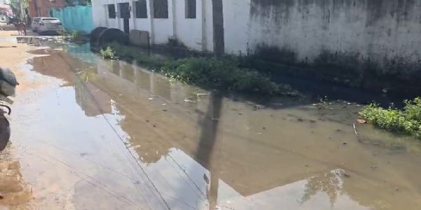 रानीसागर में सड़क पर जमा नाली का पानी, बीमारी फैलने की आशंका से दहशत