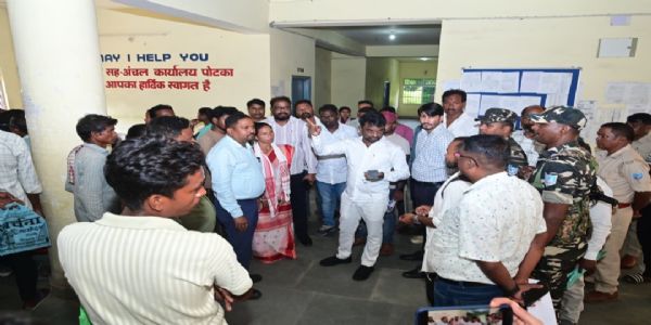 एसआईआर को लेकर ग्रामीणों ने विधायक से की शिकायत