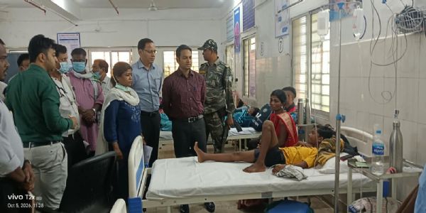 स्कूली बच्चों के अस्वस्थ होने की सूचना पर सीएचसी पहुंचे उपायुक्त