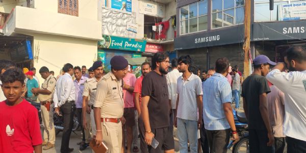 महाराजगंज में मोबाइल शोरूम का शटर काटकर 40-50 लाख की चोरी