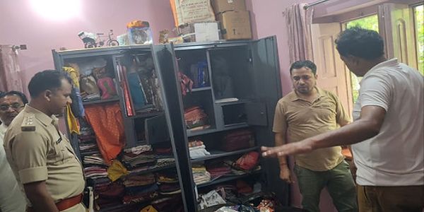 खिड़की की ग्रील खोलकर घर में घुसे चोर, 25 लाख के जेवरात नकदी उड़ाए
