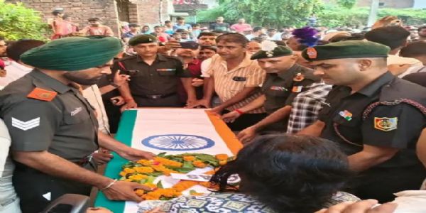 उत्तर प्रदेश के देवरिया में सेना के जवान का पार्थिव शरीर लेकर लौट रही एंबुलेंस बनी काल, एक साथ उठीं चार अर्थियां